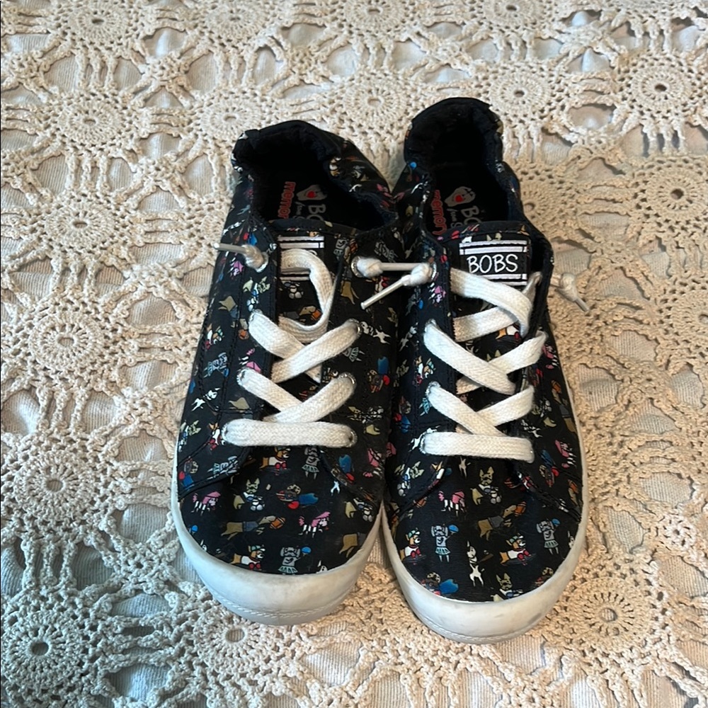 Skechers Black Sneakers with Classic Low-Top Design
